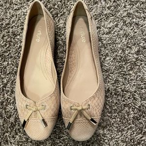 Nurture, size 7, cream